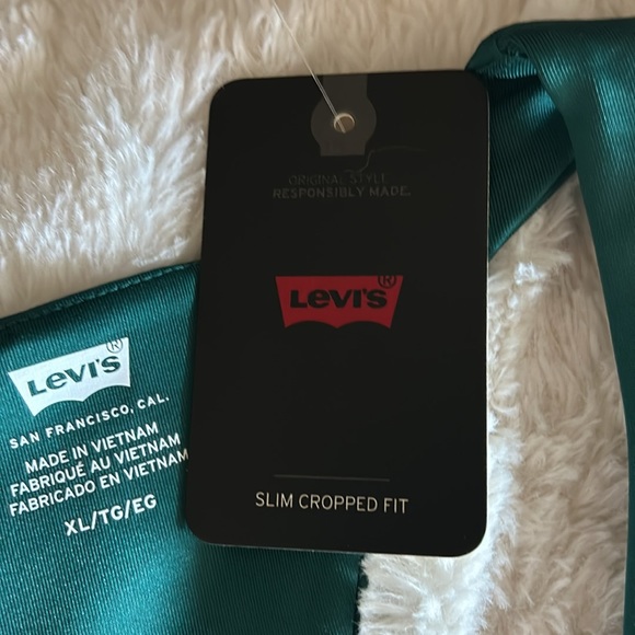 COPY - 🎀New Levi's Cropped top🎀 - Picture 2 of 4